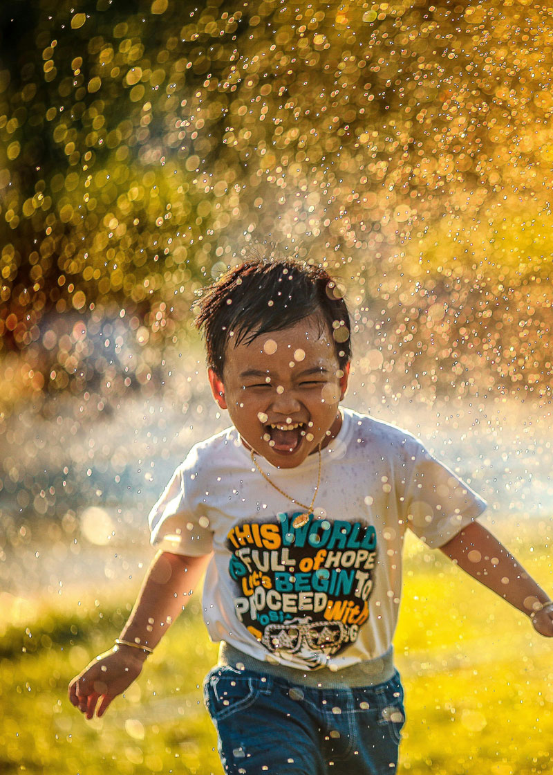 un enfant souriant qui court
